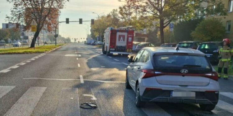 Piesza potrącona przez samochód. Kobietę przewieziono do szpitala